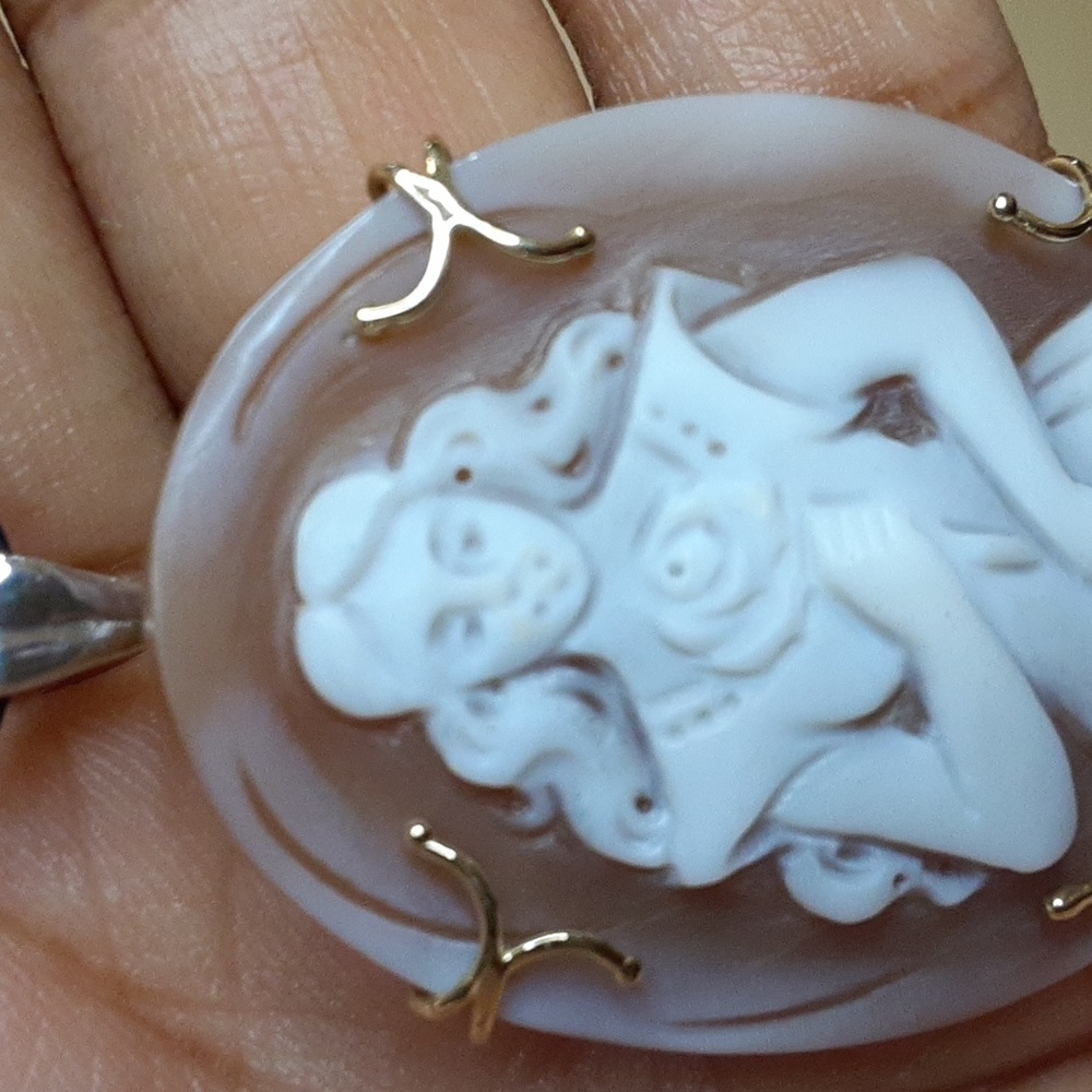 From Beauty and the Beast, Belle, Pin/Pendant. Hand Carved Cameo. ITALY. - Picture 4 of 13
